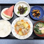 きょうのお昼ごはんは、吉野煮・なすといんげんのごま和え・人参サラダ・みそ汁・くだものでした。