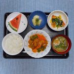 きょうのお昼ごはんは、酢豚・トマトの中華和え・のり塩ポテト・みそ汁・くだものでした。