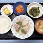 きょうのお昼ごはんは、かぶと豚肉の治部煮風・めかぶ和え・じゃこ人参・みそ汁・くだものでした。