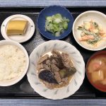 きょうのお昼ごはんは、ナスと豚肉の生姜焼き・ゆで卵サラダ・浅漬け・みそ汁・くだものでした。