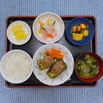 きょうのお昼ごはんは、ピーマンの肉詰め、カラフルサラダ、さつまいものオレンジ煮、みそ汁、くだものでした。