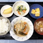 きょうのお昼ごはんは、がんもと根菜の含め煮・はんぺんのピカタ・和え物・豚汁・くだものでした。