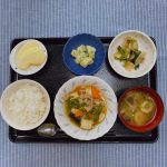 きょうのお昼ごはんは、豚肉と厚揚げのみそ炒め・おかか和え・のり塩・みそ汁・くだものでした。