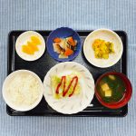 9月19日（土）のお昼ごはんは、挽肉とキャベツの重ね蒸し・かぼちゃサラダ・浅漬け・みそ汁・くだものでした。