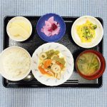 きょうのお昼ごはんは、炊き合わせ・ブロッコリーの卵炒め・和え物・みそ汁・くだものでした。