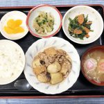 きのうのお昼ごはんは、里芋と厚揚げのこっくり煮・じゃこ大根・ごま和え・みそ汁・くだものでした。