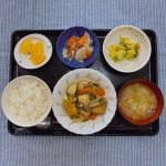 きょうのお昼ごはんは、けんちん煮・ブロッコリーの卵炒め・和え物・豚汁・くだものでした。