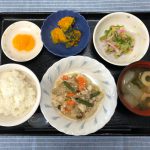 きょうのお昼ごはんは、入り豆腐・梅おかか和え・かぼちゃ煮・みそ汁・くだものでした。