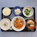 きょうのお昼ごはんは、鶏肉のケチャップ炒め・甘ずっぱおさつサラダ・浅漬け・みそ汁・くだものでした。