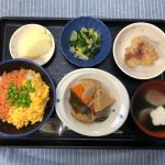 今日のお昼ごはんは、三食丼・がんもと根菜の含め煮・ごま和え・コンビーフポテト・みそ汁・くだものでした。