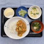 きょうのお昼ごはんは、カレーライス・ゆで卵サラダ・浅漬け・みそ汁・くだものでした。