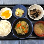 きのうのお昼ごはんは、カレー肉じゃが・白菜とリンゴのサラダ・ひじき煮・みそ汁・くだものでした。