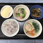 きょうのお昼ごはんは、豆乳鍋風・煮浸し・かにかまあん・ゆかりごはん・くだものでした。