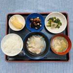 きょうのお昼ごはんは、ゆず香る鶏大根・炒め物・ひじきと人参のサラダ・みそ汁・くだものでした。