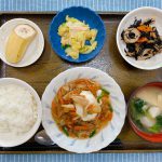 きょうのお昼ごはんは、落とし卵の野菜あんかけ・ハムと白菜のｶﾚｰ和え・ひじき炒め・みそ汁・果物でした。