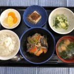 きょうのお昼ごはんは、豚肉と根菜の炒め煮・ゆず浸し・煮奴・味噌汁・くだものでした。