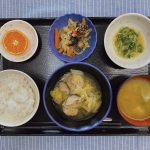 きょうのお昼ごはんは、肉団子と白菜の旨煮・根菜きんぴら・水菜のからし酢みそがけ・味噌汁・くだものでした。