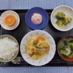 今日のお昼ごはんは、ツナと高野豆腐の卵とじ・ごま和え・しば漬けポテト・みそ汁・くだものでした。