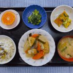 　きょうのお昼ごはんは、がんもと根菜の含め煮　わかめの卵焼き　水菜の酢みそがけ　豚汁　果物でした。