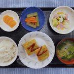 きょうのお昼ごはんは、挽肉とじゃが芋のピカタ・花野菜サラダ・含め煮・みそ汁・くだものでした。