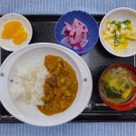 きょうのお昼ごはんは、ゆで卵サラダ・しば漬け大根・スープ・くだものでした。