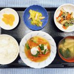 きょうのお昼ごはんは、落とし卵の野菜あんかけ・ハムと白菜カレー和え・煮物・みそ汁・くだものでした。