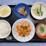 きょうのお昼ごはんは、酢鶏・白菜の中華風おひたし・大学芋煮・スープ・くだものでした。