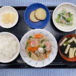 きのうのお昼ごはんは、八宝菜・おろし和え・おさつの甘辛煮・みそ汁・果物でした。