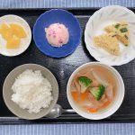 きょうのお昼ごはんは、ウィンナーと野菜のスープ煮　ツナ卵焼き　しば漬けポテト　果物　でした