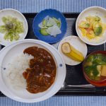 きょうのお昼ごはんは、ハヤシライス・ゆで卵サラダ・浅漬け・味噌汁・くだものでした。そして、ふきのとうの天ぷらが一品、季節のものとしてお出ししています。