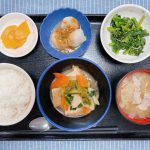 きょうのお昼ごはんは、けんちん煮　青菜の旨味和え　里芋のみそだれ　豚汁　果物でした。