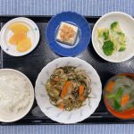 今日のお昼ごはんは、豚肉と切り昆布の炒め物・和え物・煮奴・みそ汁・くだものでした。