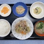 きのうのお昼ごはんは、肉野菜炒め・おさつサラダ・煮物・みそ汁・くだものでした。