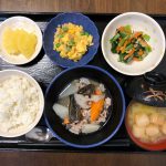 きのうのお昼ごはんは、和風ポトフ・和え物・炒り卵・みそ汁・くだものでした。