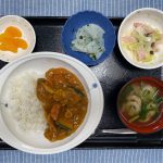 きょうのお昼ごはんは、かぼちゃカレー・キャベツとハムのサラダ・浅漬け・みそ汁・くだものでした。