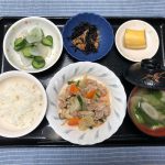 きょうのお昼ごはんは、肉野菜炒め・煮物・浅漬け・みそ汁・くだものでした。