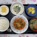 きょうのお昼ごはんは、肉団子の酢豚風・ナムル・カレーポテト・みそ汁・くだものでした。