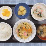 きょうのお昼ごはんは、親子煮・おろし和え・じゃが芋の煮ころがし・みそ汁・くだものでした。