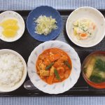 きょうのお昼ごはんは、鶏肉のトマト煮・ポテトサラダ・キャベツ炒め・みそ汁・くだものでした。