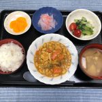 きょうのお昼ごはんは、鶏肉と大豆のカレー煮・サラダ・紅生姜大根・みそ汁・くだものでした。