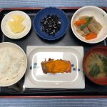 きょうのお昼ごはんは、鮭の人参マヨネーズ焼き・煮物・ひじきの酢の物・みそ汁・くだものでした。