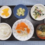 きょうのお昼ごはんは、鶏肉と人参の重ね蒸し、具だくさんおろし、のり塩ポテト、みそ汁、くだものでした。