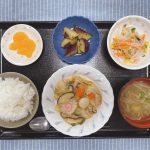 今日のお昼ごはんは、八宝菜・春雨サラダ・大学芋煮・中華スープ・くだものでした。