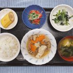 きょうのお昼ごはんは、肉豆腐・和え物・トマトとみょうがのサラダ・みそ汁・くだものでした。