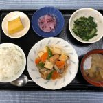 きょうのお昼ごはんは、鶏肉と厚揚げのみそ炒め・おかか和え・ゆかり大根・みそ汁・くだものです。