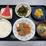 きょうのお昼ごはんは、根菜のそぼろ煮・ところてん和え・カレーポテト・みそ汁・くだものでした。