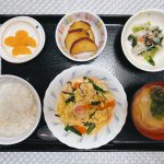 きょうのお昼ごはんは、親子煮・おろし和え・おさつの甘辛煮・みそ汁・くだものでした。