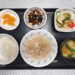 きょうのお昼ごはんは、鶏大根、ひじきと人参のサラダ、野菜炒め、みそ汁、くだものでした。