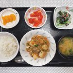 きょうのお昼ごはんは、家常豆腐、春雨の酢の物、冷やしトマト、みそ汁、果物でした。