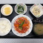 きょうのお昼ごはんは、鶏肉のトマト煮、甘ずっぱおさつサラダ、野菜炒め、みそ汁、くだものでした。